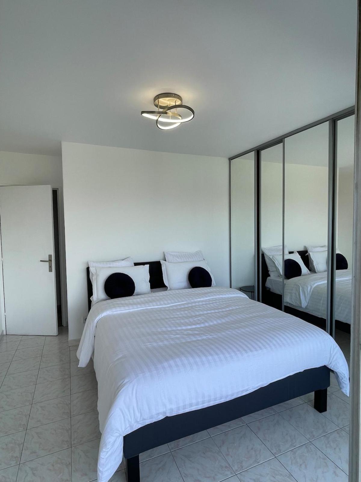 Pour 6 Personnes Proche De L'aeroport Apartment